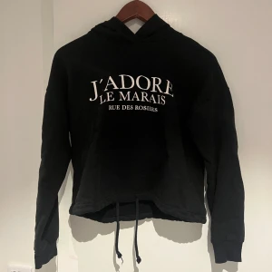 Hoodie  - Säljer denna hoodie från Gina. Jätte bra skick. Säljer för 30 kr