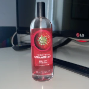 The body shop parfym - Forfarande mycket kvar, luktar som lite stark jordgubb, säljer då jag har för många parfymer och behöver verkligen pengarna💓 100 ml❤️ original pris är 240kr ( iaf på Carethy.se ) säljer för 80 då jag inte har någon användning av den🫶🏻