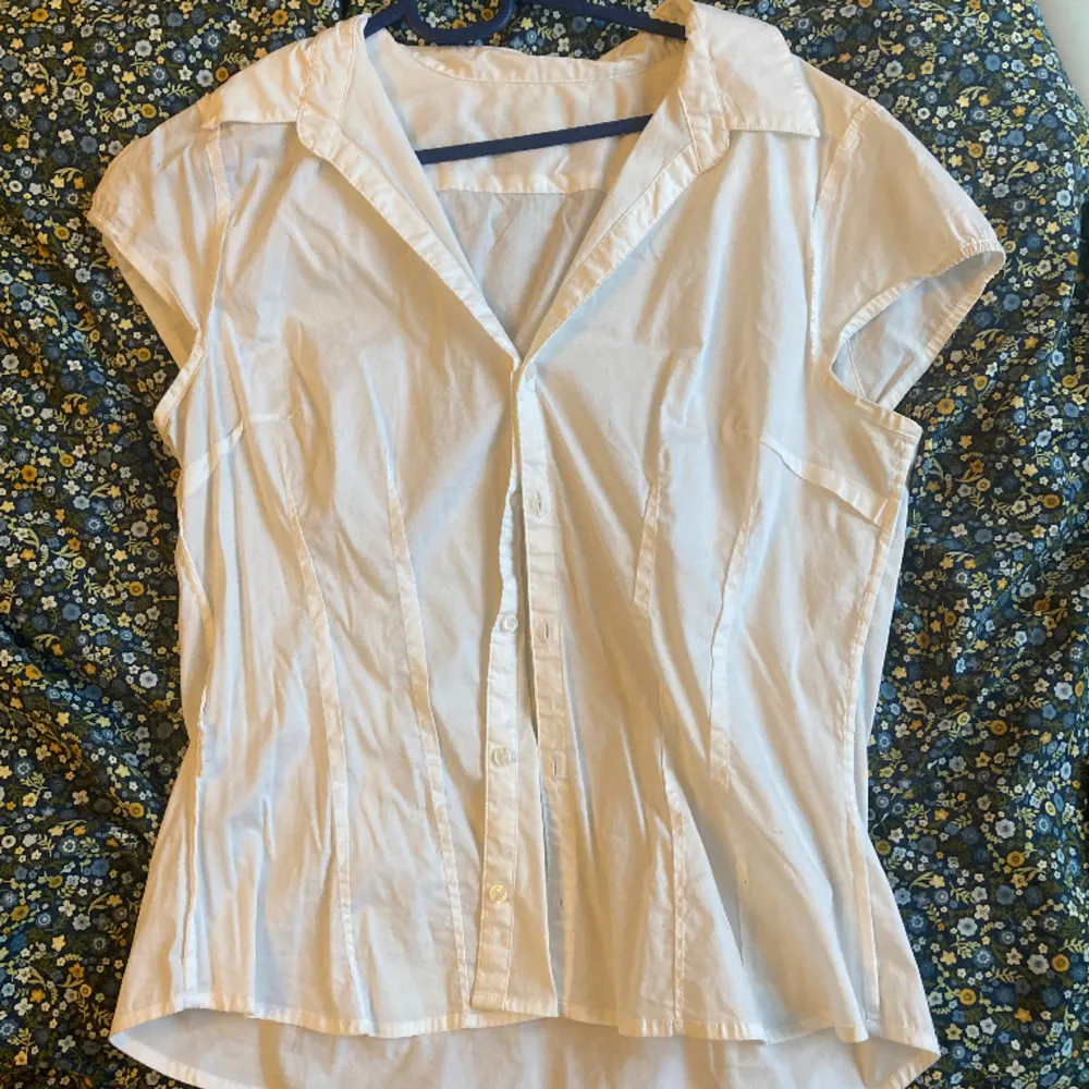 kortärmad skjorta/blus från H&M. står ingen storlek men skulle gissa på L.. Skjortor.