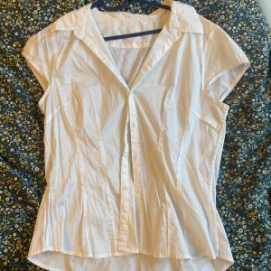 blus - kortärmad skjorta/blus från H&M. står ingen storlek men skulle gissa på L.