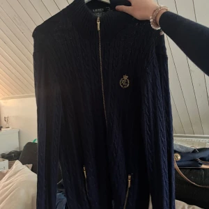 Ralph lauren  - Jätte fin ralph lauren tröja som är navy blue. Nypris 3000, säljer pga att den är lite för stor för mig🫶🏻på tröjan står det att storleken är XL men är som M💕(tröjan är oanvänd)