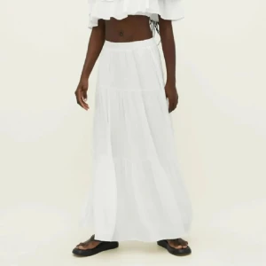 Stradivarius kjol - Säljer nu min jättefina vita långkjol då den inte kommit till användning. Den är i nyskick!! Nypris: 329kr. 