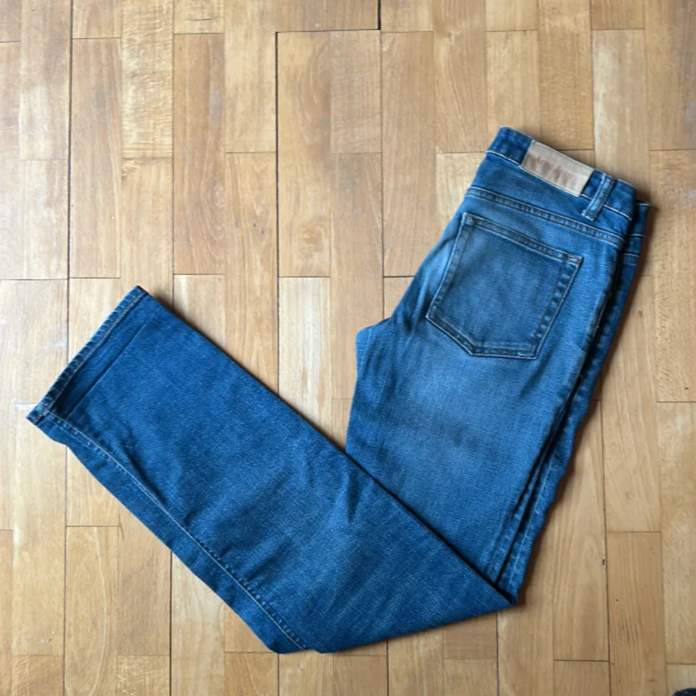 Riktigt feta grisch jeans från Acne Studios. Fint skick utan några större skador. Förmodligen storlek 28/32 men inga angivna storlekar.  Kom pm vid frågor. Jeans & Byxor.