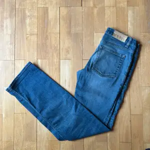 Riktigt feta grisch jeans från Acne Studios. Fint skick utan några större skador. Förmodligen storlek 28/32 men inga angivna storlekar.  Kom pm vid frågor