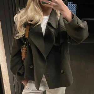 Grön kappa från Mango - Kappan är i väldigt bra skick, säljer den då den inte kommer till användning! Två första bildern är lånade, skriv om ni har några frågor💕 jag köpte den för 1200kr från zalando.Just nu har någon budat 450(Emma)Jag avslutar budningen Tisdag27feb 20:00