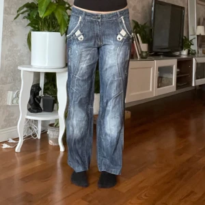 Coola jeans - As snygga men lite för korta för mig, jag är 170. Inga täcken på slitach. 