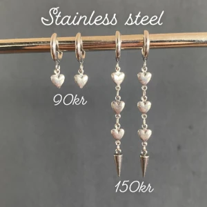 Örhängen  - Frakt 18kr. Hjärtanen ser inte glansiga ut på bilden men dom är i verkligheten ❤️