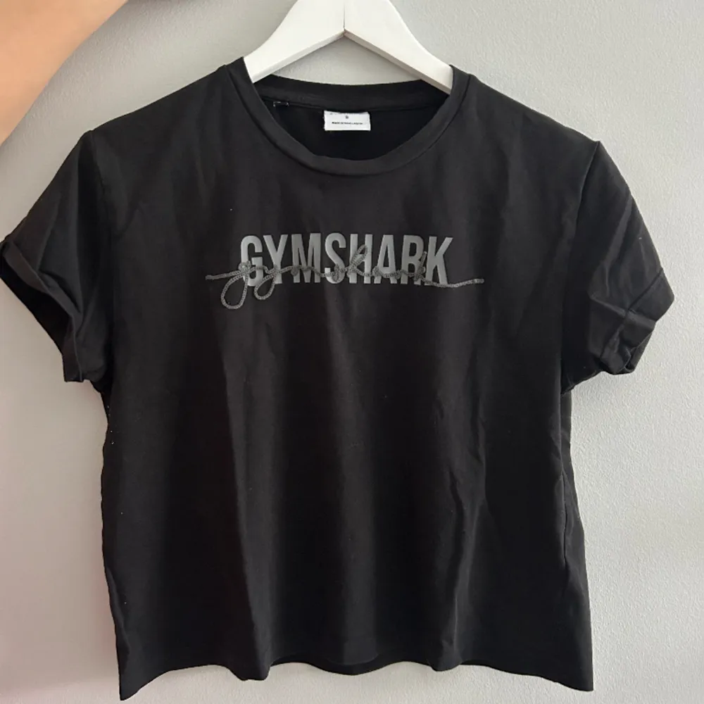 Croppad t-shirt från Gymshark i fint skick 🫶🏼. T-shirts.