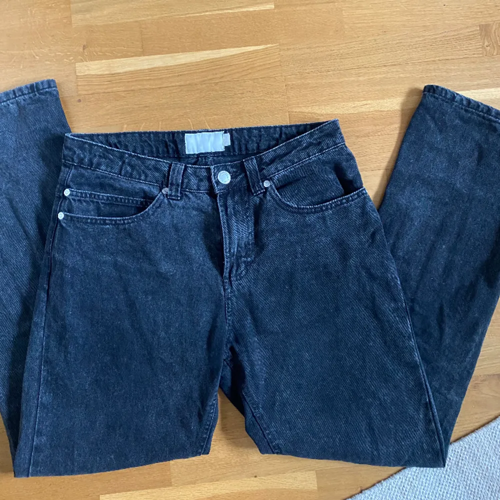 Svarta lågmidjade straightleg jeans i storlek s. Säljer då jag inte använder de ofta, inga fläckar eller skador. Innersöm: 80 cm, midja: 35 cm, Benöppning: 18. Nypris 600, säljer för 60.. Jeans & Byxor.