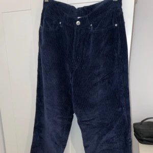 Baggy jeans i Manchester  - Ett par baggy byxor i herrmodell i manchestertyg. Storlek xs längd 31-32. Funkar till dam! Nyskick aldrig använda! Obs! Andra bild är endast för att visa passform (det är samma modell men annan byxa)  finns jacka att köpa med i samma tyg (bild 3)