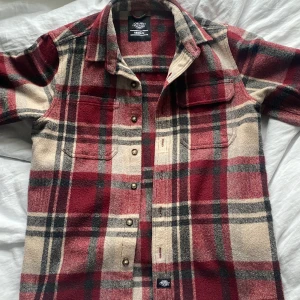 Dickies - tunn skjortjacka  - En tunn skjortjacka från Dickies som nästan aldrig använts och därför i väldigt bra skick. Storleken är M och skulle säga att den sitter som en vanlig M. Funkar perfekt till våren! 