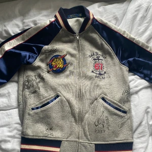 Ralph Lauren - tunn jacka - En tunn jacka/tröja från Ralph Lauren som är köpt tidigare på butiken i NK. Storleken är   M och sitter true to size. Inte använt mycket alls och är därför i väldigt bra skick!:)