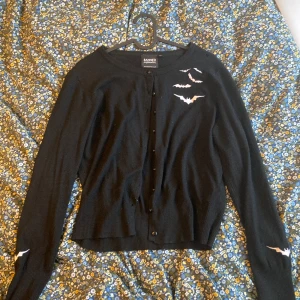 kofta - söt kofta med fladdermusdetaljer på. tror den är köpt på bluefox i stockholm men är lite osäker. lappen säger att den är XL men den sitter som en M. :) kostade 400 spänn när jag köpte 