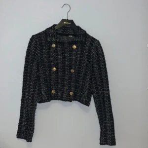 Säljer denna jättefina koftan från Zara - Jättefin elegant kofta i nyskick som inte längre går att köpa! Priset kan såklart diskuteras!!!💓