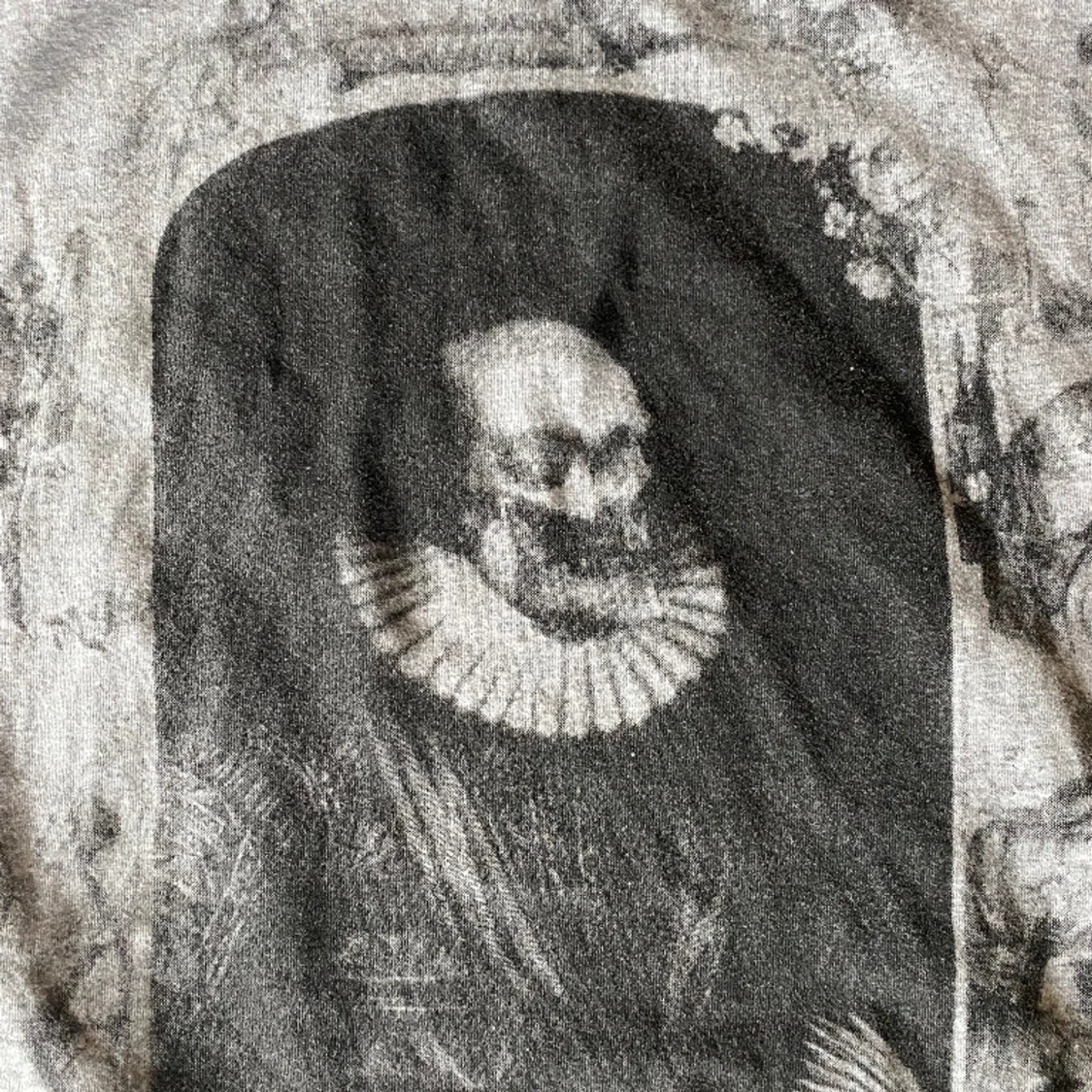 grå tröja med spetsdetaljer - 91