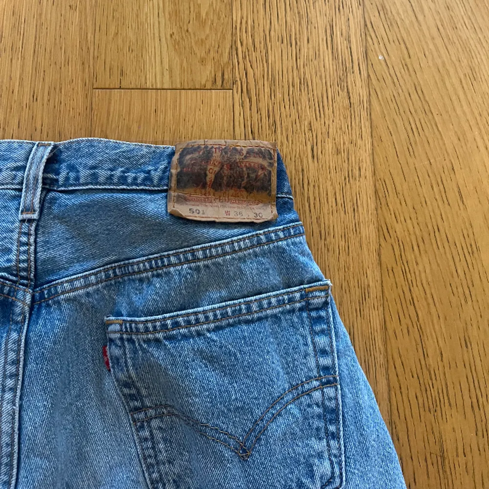 Omsydda levis 501 som passar för strl S/M. Lågmidjad passform. Slitet märke (kan ses på bilden) men annars bra skick!!🥰🎀. Jeans & Byxor.