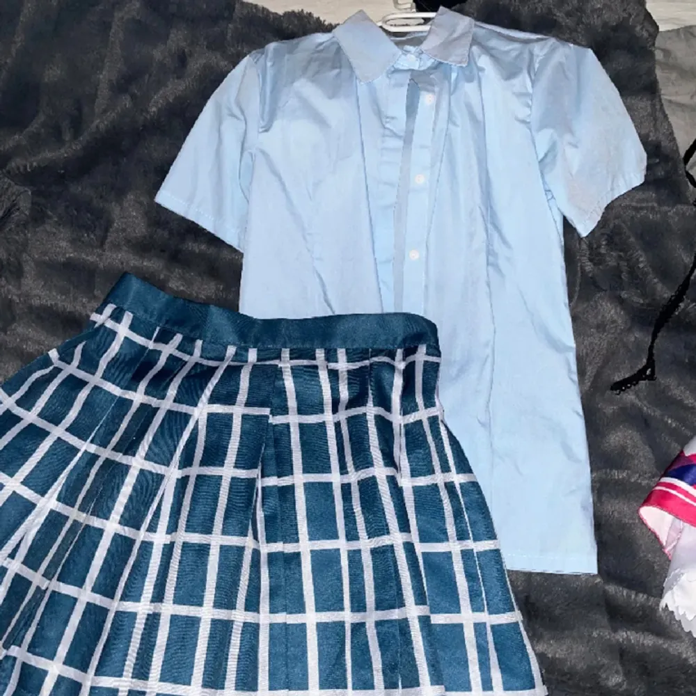 !! DM BEFORE PURCHASE!!  Bought for 630kr, used twice, comes with skirt and shirt. Sadly no bow because i lost it 😭 Price is discussable! Can be used for all the nijigasaki members if you have the right accessories 👍 (ASIAN XL) Dm for more pics!. Väskor.
