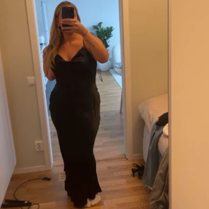 Satinklänning  - Säljer en jättefin satin klänning från asos! Perfekt till studentbalen!! Säljer då jag beställde i två storlekar☺️ Den är alltså helt ny med lappar kvar i förpackningen, enbart testad