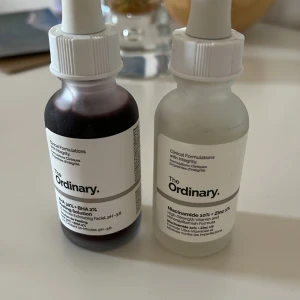 The Ordinary serum - Säljer 2 st produkter från The Ordinary. Den röda är den virala blodmasken med 30% AHA och 2% BHA. Den andra är deras niacinamidserum med 10% samt 1% zink. Säljer då de ej passar min hud. Kan tänka mig att ge bort gratis om köparen betalar frakten.