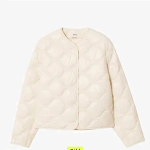 Mango vårjacka - Så fin☺️☺️ perfekt till våren, och den är helt slutsåld 