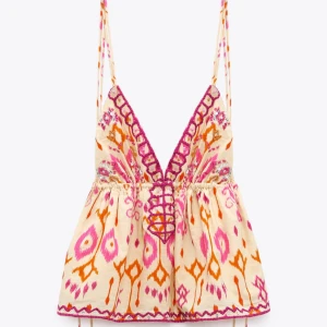 Zara topp - Säljer den här fina toppen från zara, endast testat med lappen kvar! Kan inte visa den på då den inte passar. Nypris 379kr