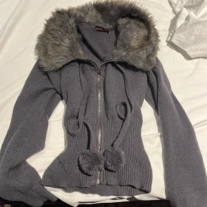 Figur sydd päls jacka  - Säljer min fina figursydda jacka med päls! Super bra skick, knappt använd. 