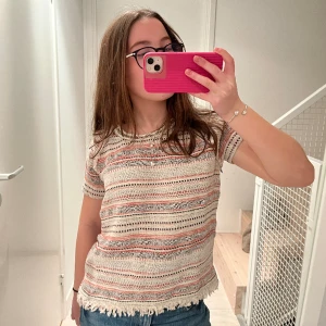 Tröja med coola detaljer💓💓 - Superfin tröja som inte passar i min garderob längre❤️köpt på sellpy men är i jättefint skicka och jag själv har aldrig använt den💕