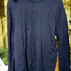 Stickad halvpolo hm - Stickad halvpolo från HM i bra skick. Slimfit 100 % bomull.