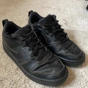 Nike airforce svart - Ett par black air forces i okej skick. Säljer pga jag har väst ur dem. Inga skador förutom att de har blivit slitna med tiden. (Kan dra ner priset vid smidig affär)