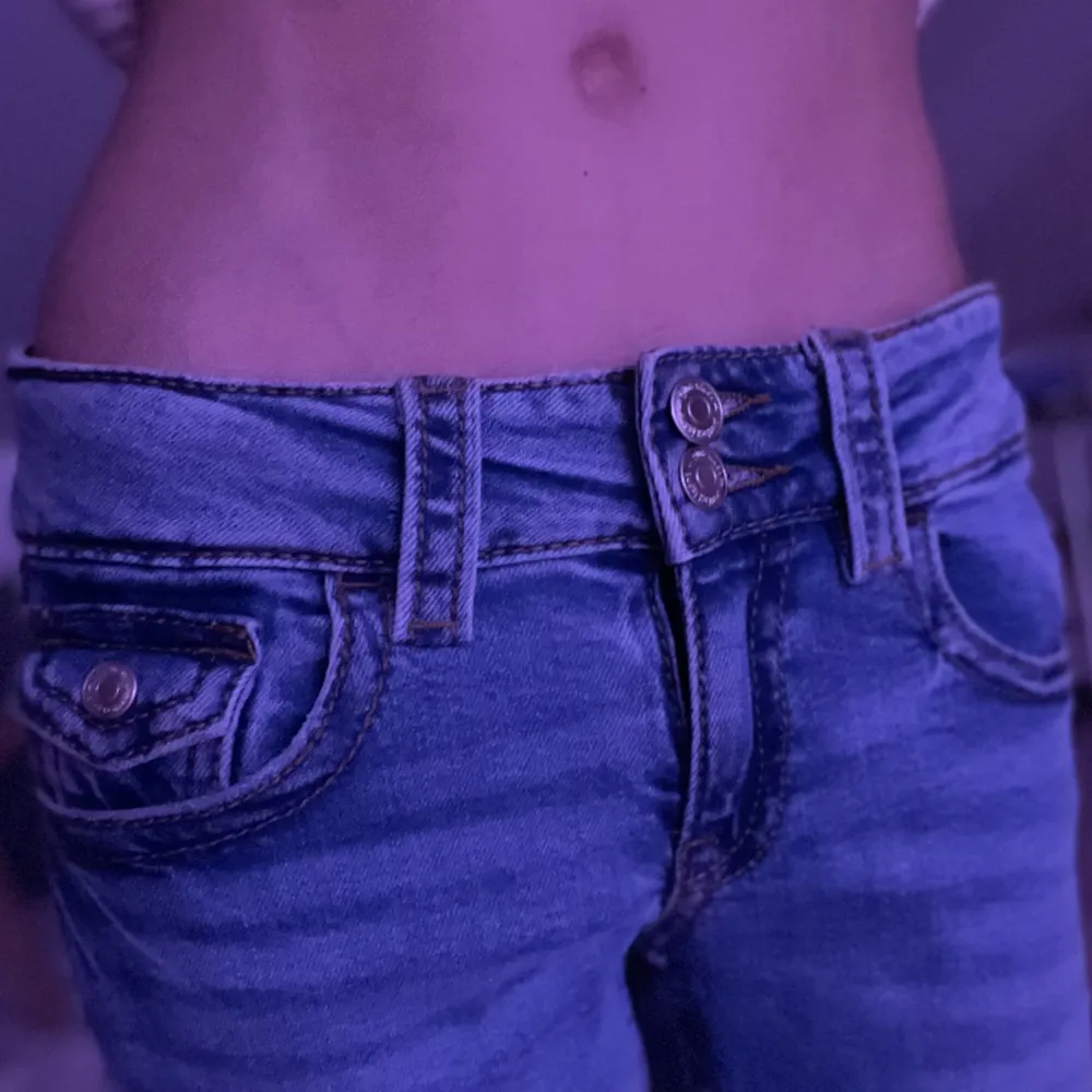 Har använt en gång och säljer för jag har för mkt kläder helt enkelt. Lågmidjade bootcut jeans från Gina Young. De är i nyskick och har en snygg detalj på vänster fram ficka. Passar mig som är 160. Skriv för fler bilder/mått.❤️. Jeans & Byxor.