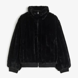 Pälsjacka  - Så snygg pälsjacka från H&M! Använd fåtal gånger💕