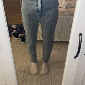 Jeans från dr denim, modell nora ”acid blue G96”. I princip oanvända så i nyskick 🌸 strl 26/32