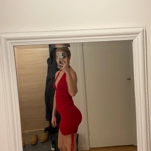 Fest klänning  - Säljer fin röd klänning. Går att justera på sidan beroende på vilken längd man önskar 🙃