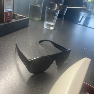 Alexander Mquenn solglasögon  - Köpta från NK för 3000kr där jag bara använde dem i somrars . Inte jätte använde där de har inga skador eller defekter.