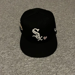 Baseball keps - Hej! Säljer nu min baseball keps då den inte kommer till användning, nästintill oanvänd, storlek 7 och 1/8 eller 56,8cm.  Skriv för fler bilder. 