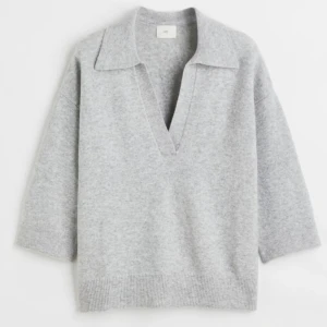 Stickad tröja - Grå stickad trekvartströja från hm 🤍🤍 Fint skick men använd några gånger.