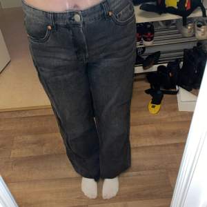 Säljer dessa jeans då dom aldrig kommer till användning, ingen aning om vart dom kommer ifrån. Stl m