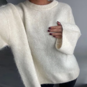 Stickad tröja vit - Säljer min vita stickade tröja, väldigt skönt material. Den är oversize, de är en xs men sitter som en M.