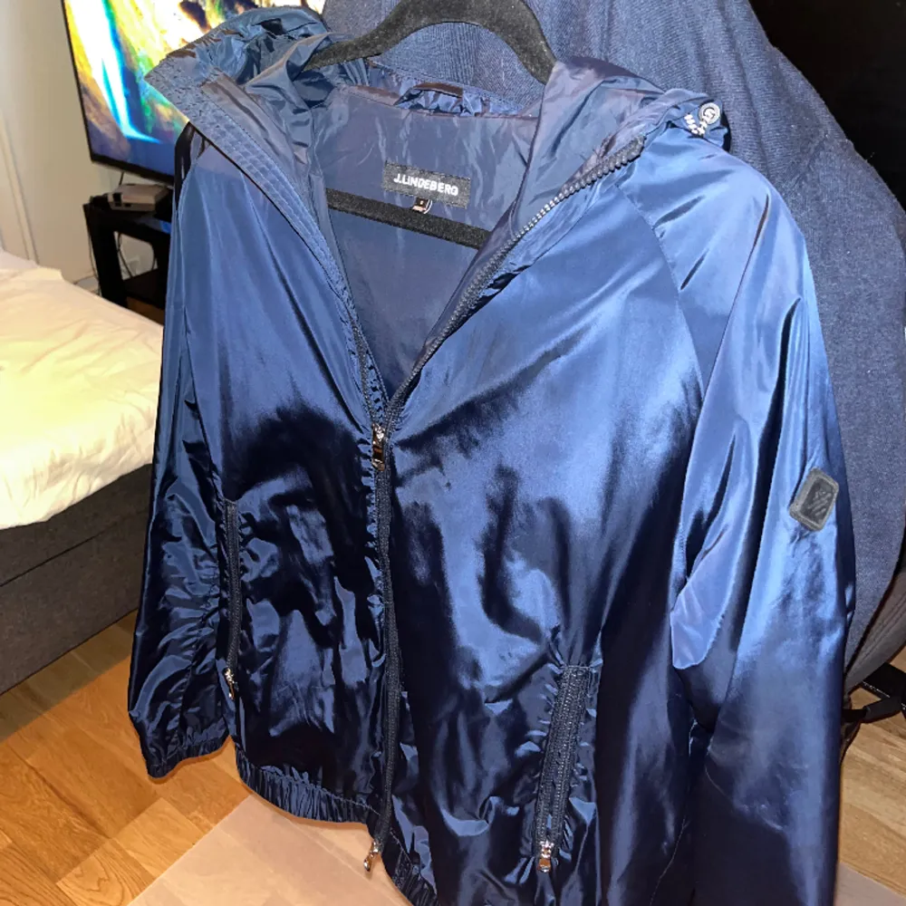 Tjena säljer denna feta soild jacket från märket ”j.lindeberg” jätte fint skick i storlek S. Ny pris 3200!. Jackor.
