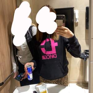 Dircult hoodie i strl M men sitter som en S. Säljer för att de nt min stil längre. Kom privat för mer bättre bilder