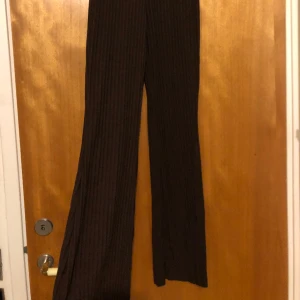 Ribbade utsvängda byxor  - Mjuka Högmidjade  Använda 1gång  Tjock midje kant