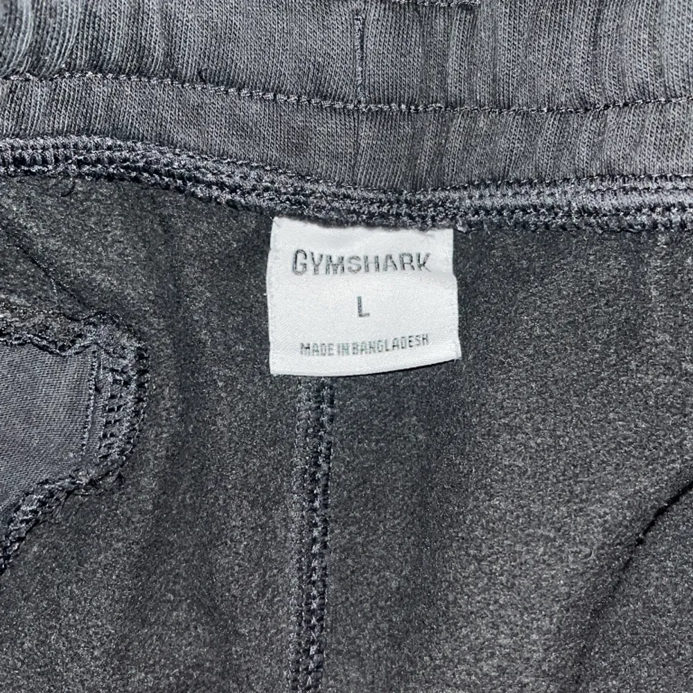 Gyxshark byxor knappt använda storlek L men sitter som M skick 10/10. Jeans & Byxor.