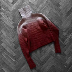 H&M Studios Stickad Tröja AW 2015 - Extewmt Snygg H&M Studio Stickad Tröja  AW 2015  Storlek: XS, sitter perfekt på mig som har M Herr, så oversized.   Lenght 60 Arm 72 Shoulder 55 Armpit 50