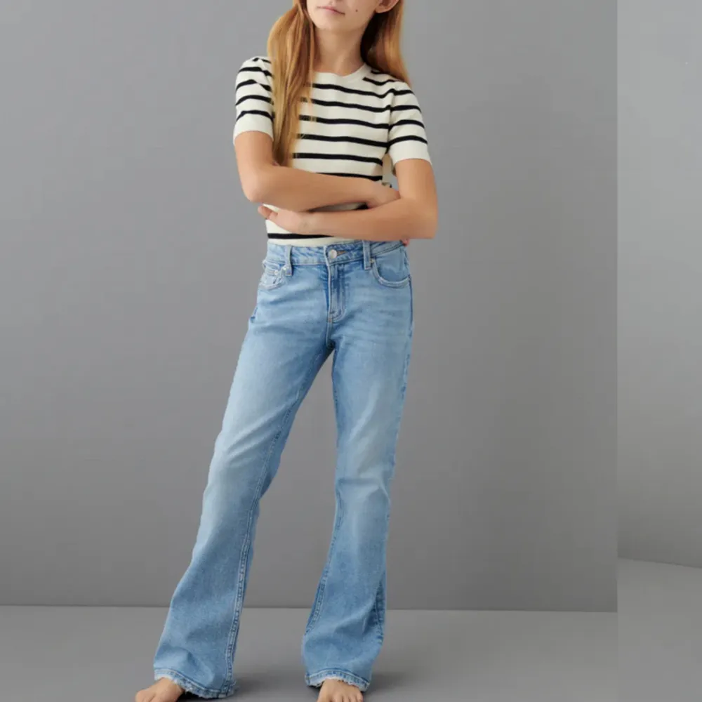 Säljer dessa super fina low waist jeans ifrån ginayoung💞 de har justerbar midja men är lite för långa för mig som är 160🫶🏻 de är använda fåtal gånger🙏🏻. Jeans & Byxor.