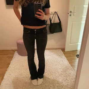 ZARA JEANS - Säljer mina lowwaisted botcut jeans från zara som inte längre finns att köpa, använda mycket, därav är dom ganska urtvättade och mer åt det gråa hållet. Nypris 400kr. 
