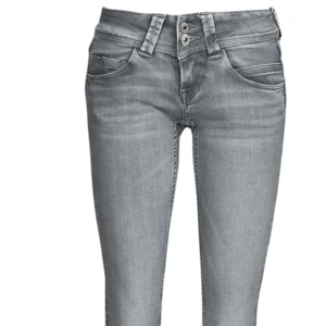 Pepe jeans - Säljer dessa pepe jeans då dom inte kommit till användning, jätte fina lågmidjade jeans, nypris 927 och säljer dom för 590 då dom är i väldigt bra skick❤️kom priv för frågor o mer bilder❤️