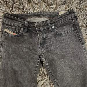 Ett par lågmindjade snygga Diesel Jeans perfekta nu till våren.  Dom är grå/svarta och är använda sparsamt. Är ganska smala vid smalbenen. Skriv privat om ni vill se en bild när dom är på.💘