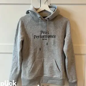 Grå peak performance hoodie i storlek Small. Hoodie är i fin kvalité. Köparen står för frakten. PRISET KAN DISKUTERAS.