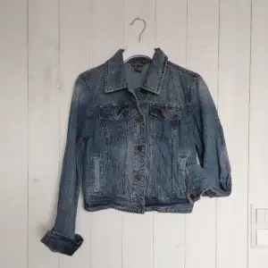 Hej! Säljer min Vero Moda jeansjacka i storlek medium  Hör gärna av Dig vid intresse och frågor Mvh Madeleine 