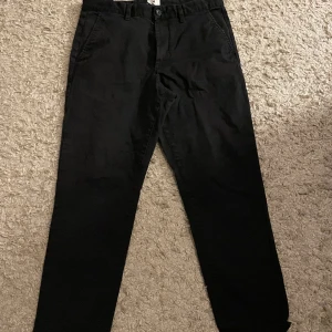 Chinos  - Jag säljer ett par svarta chinos som är i fint skick storleken är 170- 32/30 